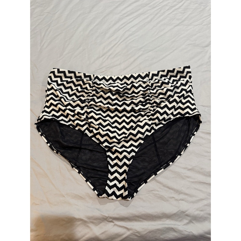 Torrid Swim Bottom Sz‎ 4 White Black Chevron High Rise Bathing Suit 4x Rouched